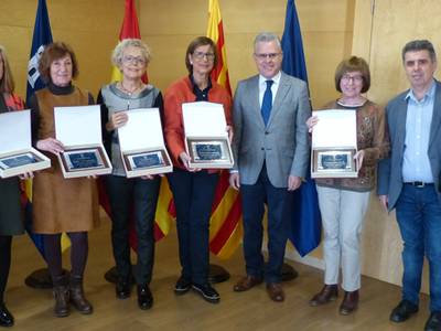 L’alcalde lliura unes plaques a cinc professores de l’Escola Elisabeth en motiu de la seva jubilació