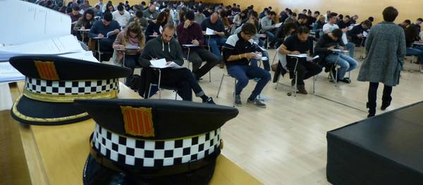 Aquest matí han tingut lloc a Salou les proves culturals als futurs agents interins per cobrir 14 places de Policia Local