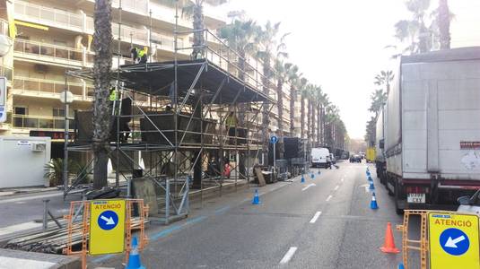 Els carrers de Salou ja estan a punt per celebrar la gran festa del Cós Blanc