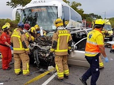 Un xoc frontal entre un vehicle i un autobús deixa un balanç de 5 víctimes mortals