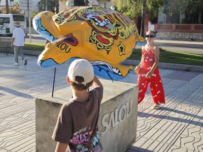 10 tortugues llaüt brillen al Passeig Jaume I: fusió d'art i consciència del món marí