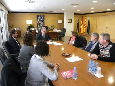 El Ayuntamiento subvenciona el programa en las escuelas para hacer natación en la Piscina Municipal