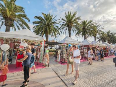 El Passeig Jaume I va acollir el 'Salou Summer Market'