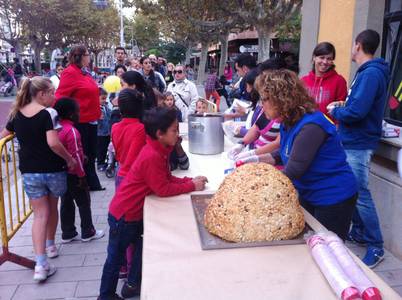Els nens i nenes de Salou cuinen un ‘panellot’ de més de 37 quilos
