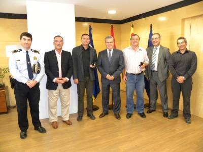 L’Ajuntament de Salou reconeix la tasca de dos funcionaris pels 25 anys de servei al Consistori