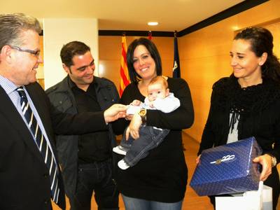 L’Alcalde dóna la benvinguda al primer nadó nascut a Salou l’any 2011