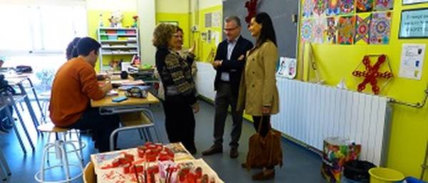L’alcalde i la regidora d’Ensenyament segueixen les visites als centres educatius per conèixer la seva marxa i objectius