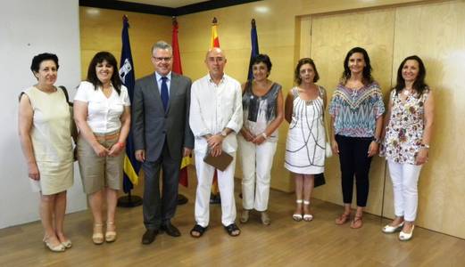 L’alcalde lliura una placa a Antonio Guiu de l’IES Jaume I
