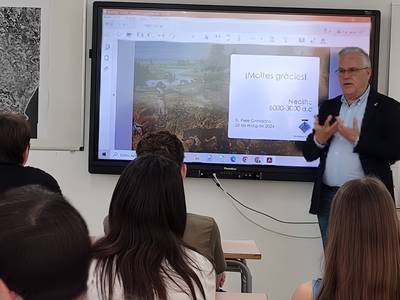 L'alcalde de Salou visita l'Institut Jaume I per impartir una classe sobre la història dels aqüífers locals