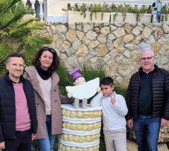 Marcos, de 8 anys, descobreix el Patufet Torronaire a Salou i guanya 10 quilos de torrons