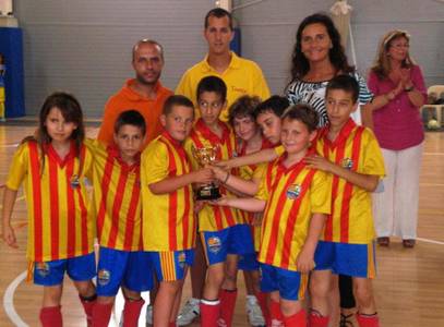 Més de 80 nens i nenes participen al Benjamín Salou Cup Futbol Sala 2012