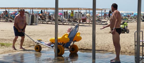 Salou facilita els banys a la platja a les persones amb mobilitat reduïda