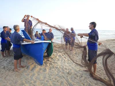 Salou torna a reviure la tradició pesquera del segle XX amb la Calada de les Malles