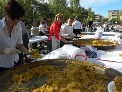 Un miler de salouencs celebren la festa del 30 d’Octubre amb una paella popular