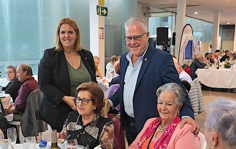 300 personas participan en el almuerzo de hermandad en homenaje a la gente mayor de Salou