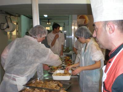 Alumnos de la Unidad de Escolarización Compartida de Salou se inician en las técnicas de Cocina y de Buffet