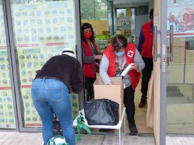 Cruz Roja Salou atiende a las familias vulnerables, con el apoyo del Ayuntamiento, repartiendo 6 toneladas de alimentos procedentes del Fondo de Ayuda Europea para las Personas Más Desfavorecidas (FEAD)