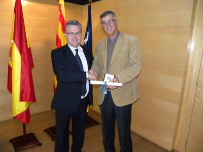 El alcalde de Salou entrega la Medalla Salou al exconcejal Enrique Molina Olivares