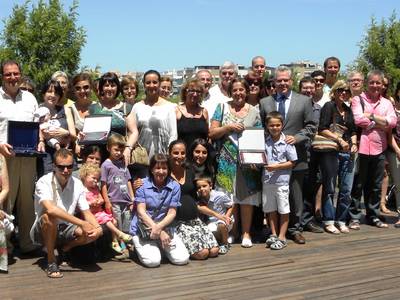 El alcalde de Salou entrega una placa a los maestros de la Escuela Europa que se han jubilado
