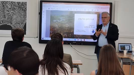 El alcalde de Salou visita el Institut Jaume I para impartir una clase sobre la historia de los acuíferos locales