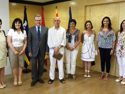 El alcalde entrega una placa a Antonio Guiu del IES Jaume I