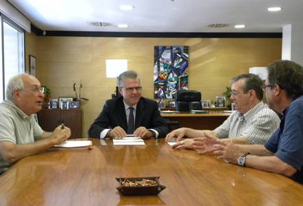 El alcalde recibe la nueva junta del hogar de jubilados del Parque de Salou
