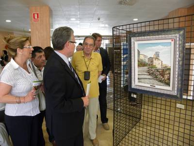 El alcalde visita la exposición de pintura en la residencia STS de Salou