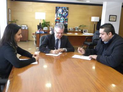 El Ayuntamiento de Salou firma el convenio con el restaurante del Club Náutico para formar alumnos como auxiliar de hostelería