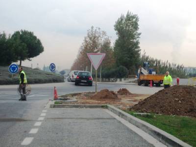 El Ayuntamiento de Salou instala alumbrado público en la rotonda del Vial del Cavet-Camino de los Castellots