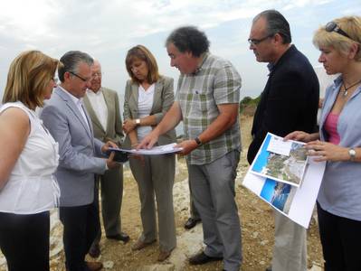 El Ayuntamiento de Salou y la Fundación Onada visitan los trabajos del programa "Salou Activo 'en el Camino de Ronda