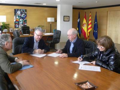 El Ayuntamiento firma el convenio para remodelar la acera Norte del Paseo Jaume I