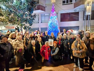 El gran árbol de Navidad de ganchillo ya ilumina el corazón del casco antiguo de Salou