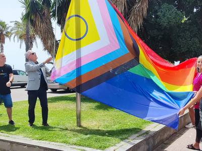 Salou iza la bandera LGTBIQ+ en el Paseo Jaume I