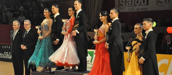 El XVII SPANISH OPEN SALOU de Bailes Deportivos llena las gradas del Pabellón de Deportes