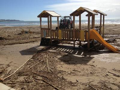 La brigada municipal actúa en la playa tras el temporal de Levante