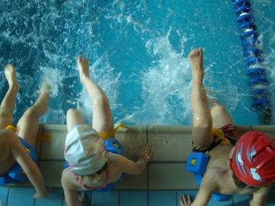 La concejalía de Deportes abre nuevas inscripciones para los cursillos de natación infantil