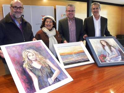 La pintora local Ester Tironi dona tres cuadros a la Asociación de Familiares de Alzheimer de Salou