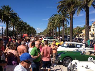 La tercera edición del Rally Clásicos Costa Daurada reúne a un centenar de coches históricos en el paseo Jaume I
