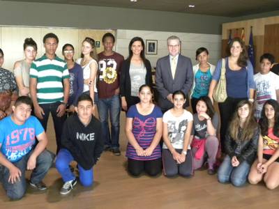 Los alumnos del Aula de Acogida del IES Marta Mata entrevistan al alcalde de Salou