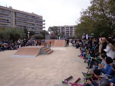 Los skaters de Salou juntos por primera vez en una exhibición en la pista de skate del parque Manuel Albinyana