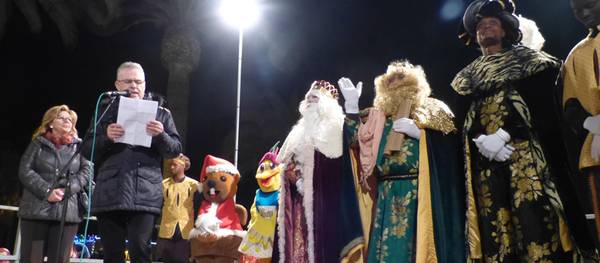 Los tres Reyes Magos han llegado al puerto deportivo de Salou ante la atenta mirada de muchos niños