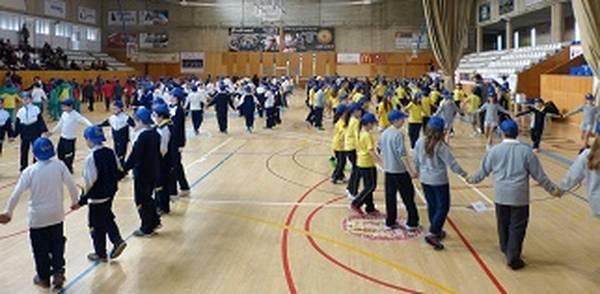Más de 350 alumnos de las escuelas de Salou bailan sardanas conjuntamente por la Fiesta Mayor