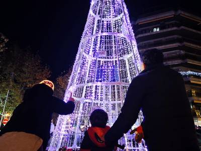 Miles de personas viven con ilusión el encendido de las luces de Navidad