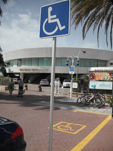 Movilidad y Acción Social inician una campaña informativa, de concienciación y civismo, por el buen uso de los aparcamientos habilitados exclusivamente para personas de movilidad reducida