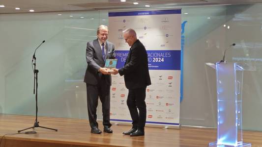 Pere Granados entrega en Madrid un premio a Juan Luis Cebrián, fundador de El País