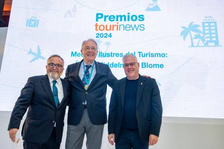 Pere Granados impone la Medalla "Ilustres del Turismo"