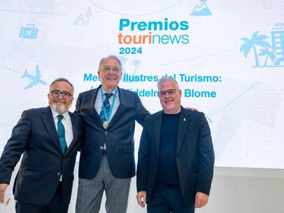 Pere Granados impone la Medalla "Ilustres del Turismo"