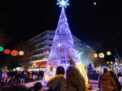 Salou da la bienvenida a la Navidad con el encendido de luces