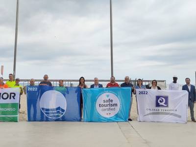 Salou iza las banderas Azul, ISO 14.001:2015, 'Q de Qualitat Turística' y 'Safe Tourism Certified', en sus playas