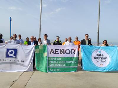 Salou iza las banderas de compromiso con la gestión medioambiental y de calidad en las playas